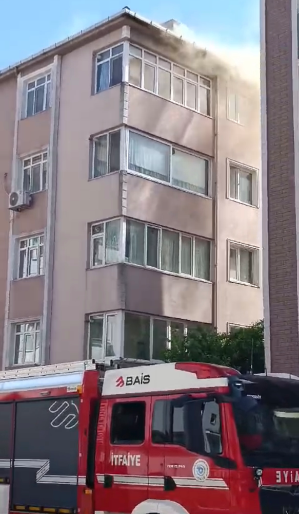 4 katlı apartmanın çatısında korkutan yangın