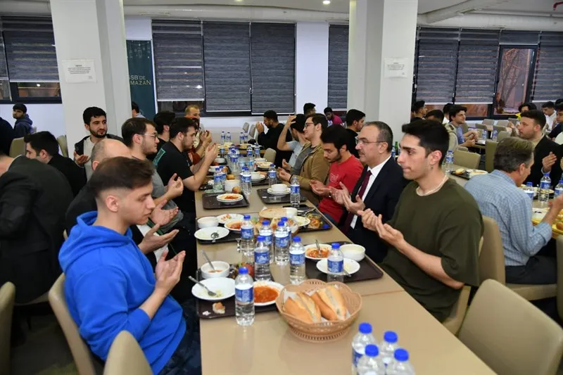Vali Soytürk üniversite öğrencileriyle iftar sofrasında buluştu 