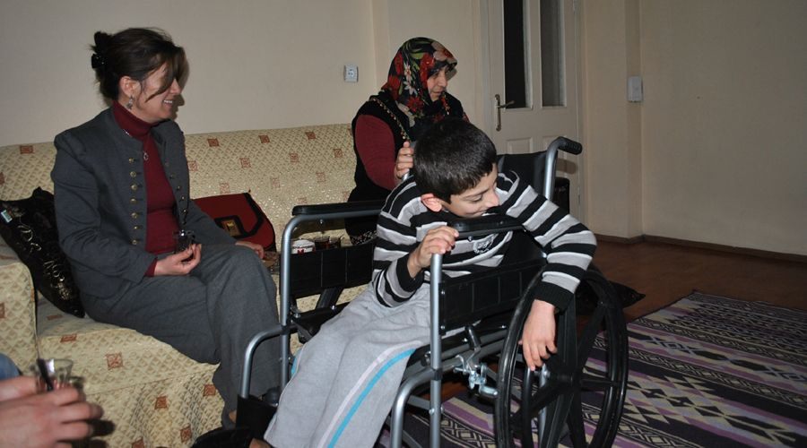 AK Parti tekerlekli sandalye dağıttı 