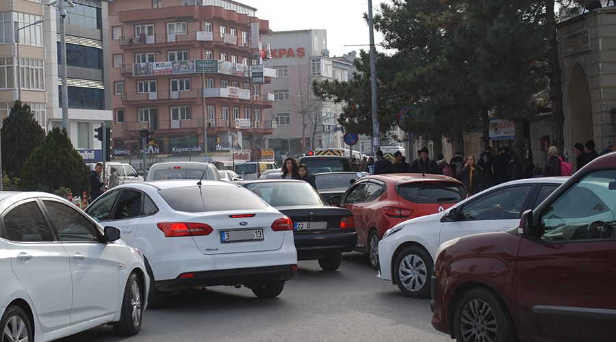 Osmanlı Camii önündeki araç parkları trafiği engelliyor