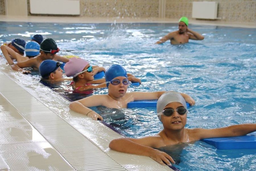 Yüzme kursu öğrencileri velilere gösteri sundu