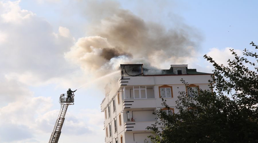 6 katlı binanın teras katında korkutan yangın