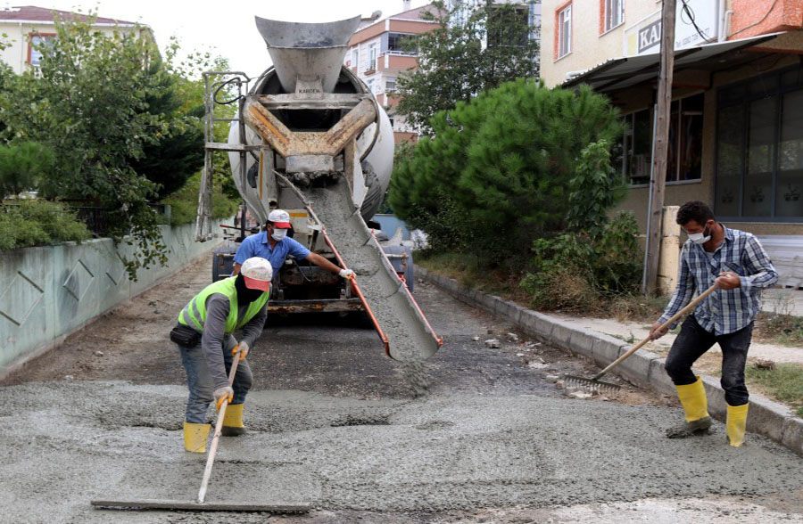 Konca sokakta demirli beton yol tamamlandı