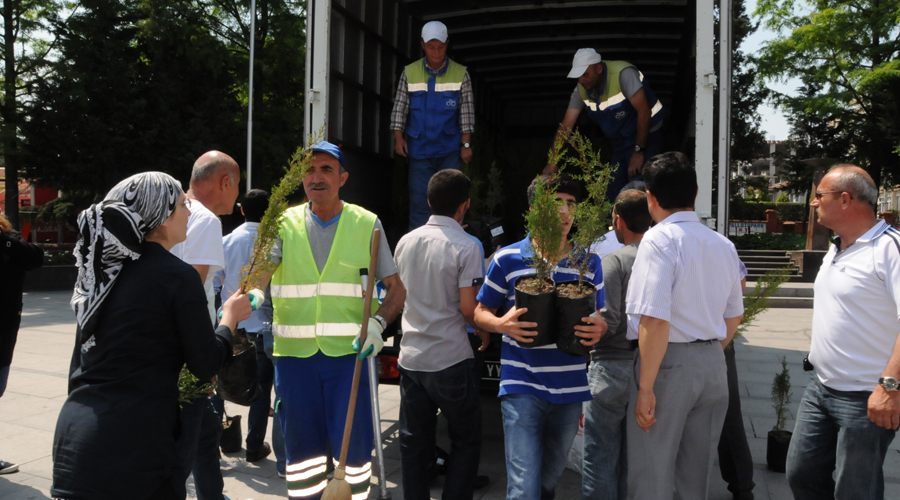 Çorlu Belediyesi Halka 1.000 Adet Fidan Dağıttı