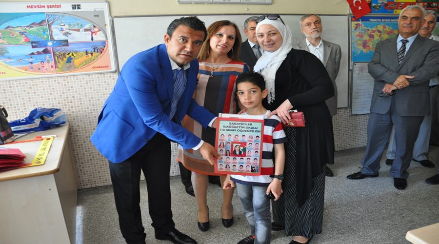 Suriyeli Jneed ilk karnesini aldı