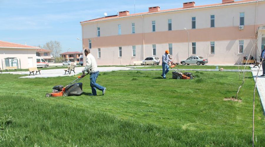 Belediye hastane bahçesini temizledi