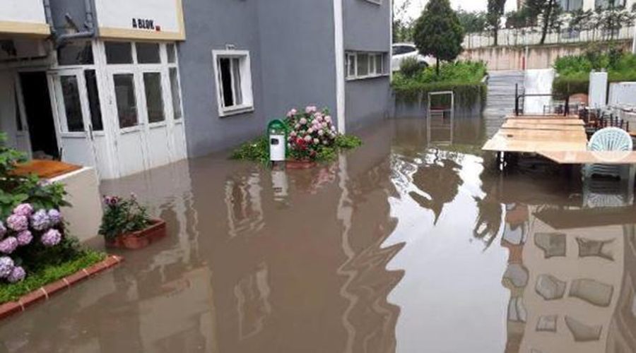 Kısa süren yağışta evleri su bastı
