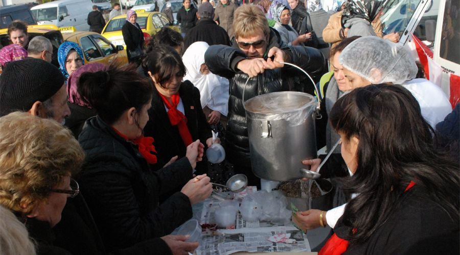 CHP’li kadınlar 2 bin aşure dağıttı 