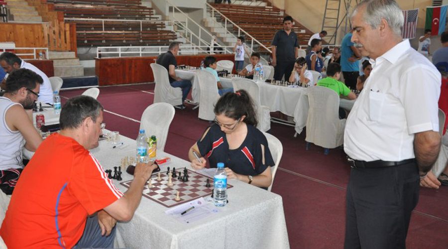 Başkan Özcan uluslararası satranç turnuvasını ziyaret etti