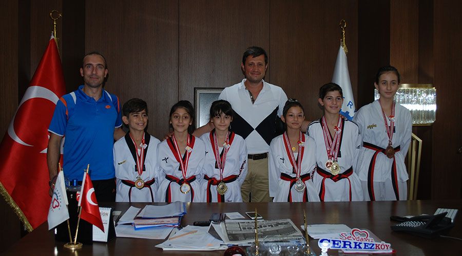 Başkan Akay şampiyon sporcuları ödüllendirdi