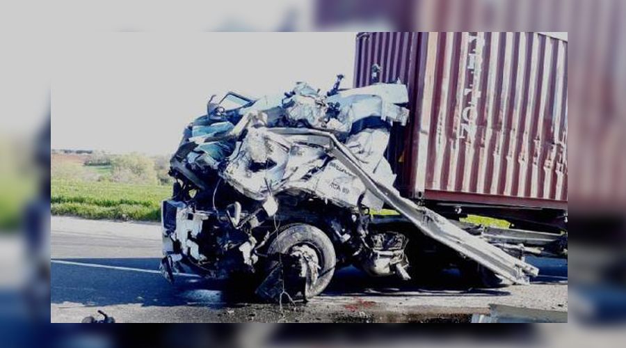TIR ile kamyonetin karıştığı feci kazada 1 kişi hayatını kaybetti