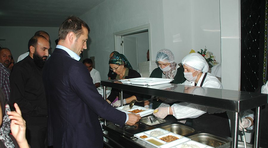 Başkan Akay Ehlibeyt dergahında iftar verdi