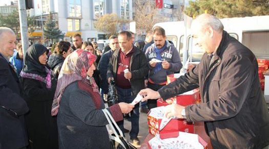 Çerkezköy Belediyesi 15 bin adet Kandil şekeri dağıttı
