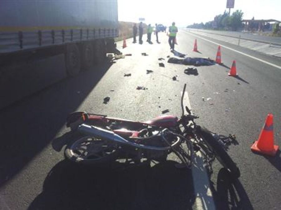 Tıra çarpan motosiklet sürücüsü hayatını kaybetti 
