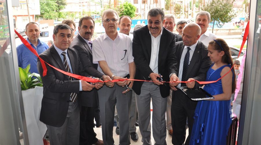 Marmara İnşaat Yapı Market törenle açıldı 