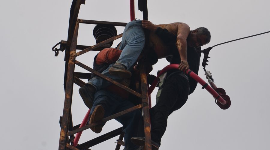  Elektrik akımına kapılan işçi 18 metrede asılı kaldı
