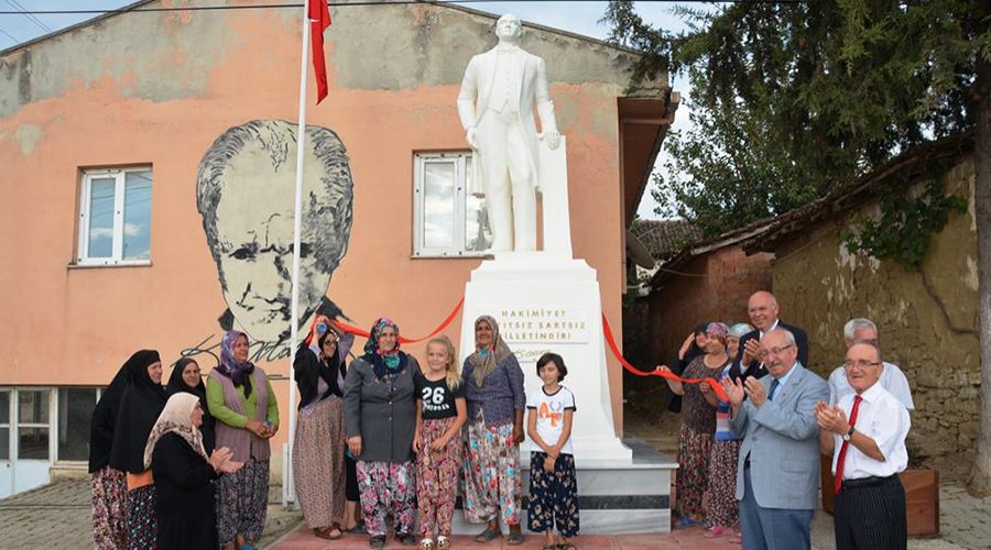  "Atatürk anıtı bir simgedir"