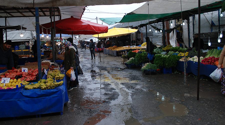 Aşırı yağış pazar esnafını vurdu