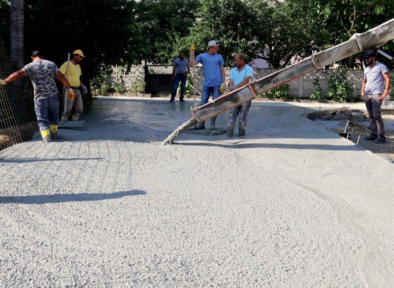 3 sokakta daha demirli beton yol çalışması tamamlandı