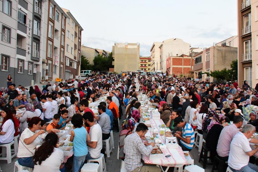 Binlerce mahalle sakini Sevgi Sofrası