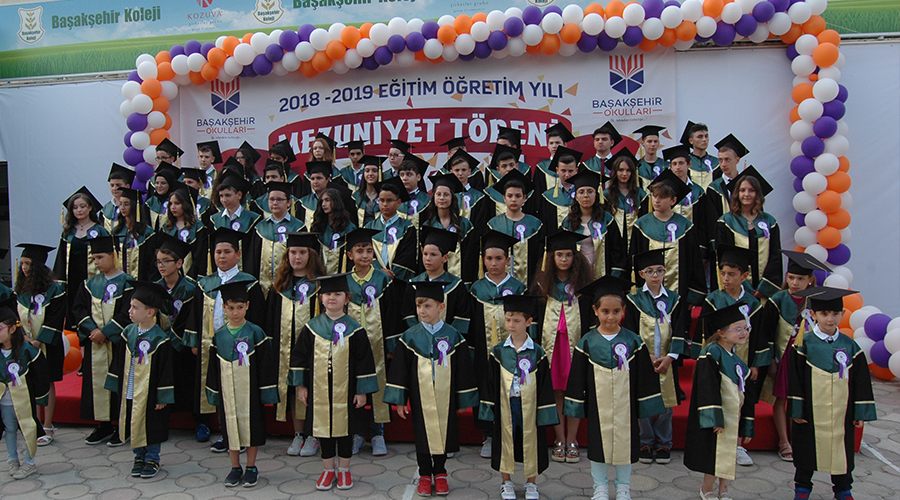 Başakşehir Okulları öğrencilerinin mezuniyet coşkusu