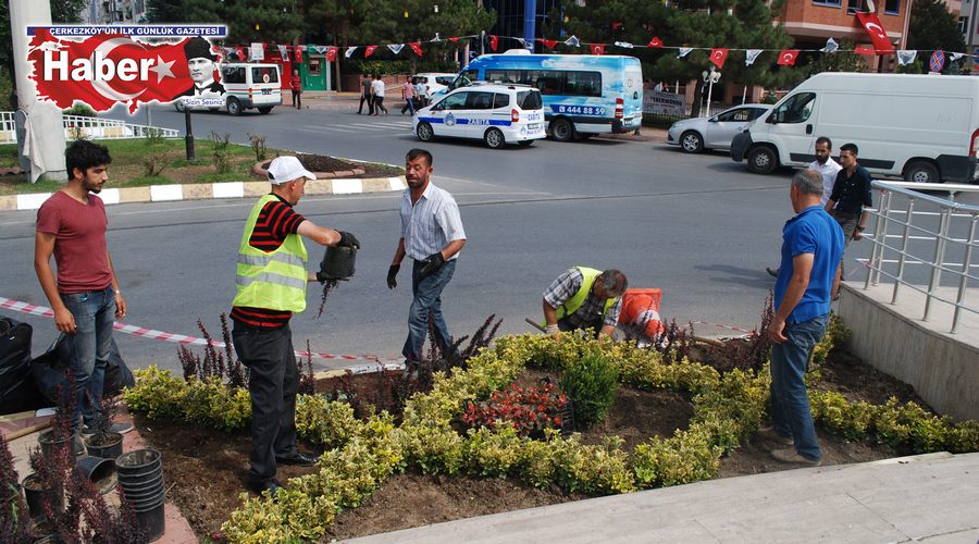  Atatürk anıtı çevresi çiçeklendiriliyor